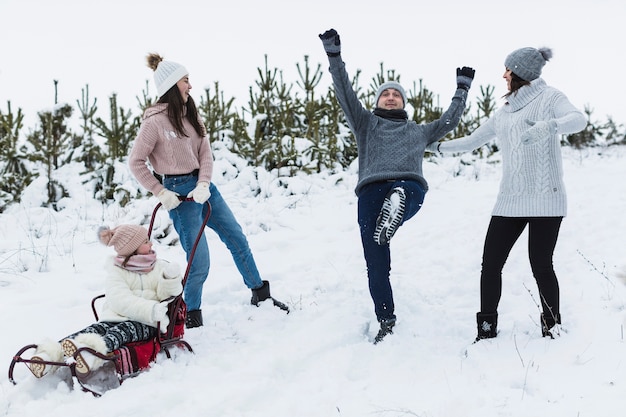 Familie die dalende vader bekijkt