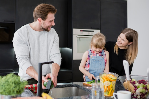 Gratis foto familie die diner samen voorbereidt