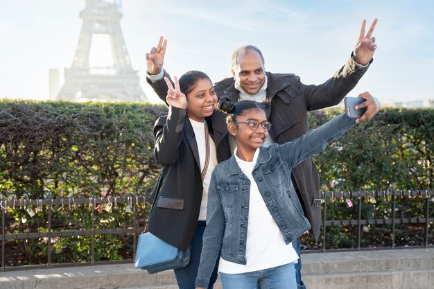 Familie die een foto maakt tijdens hun reis naar Parijs