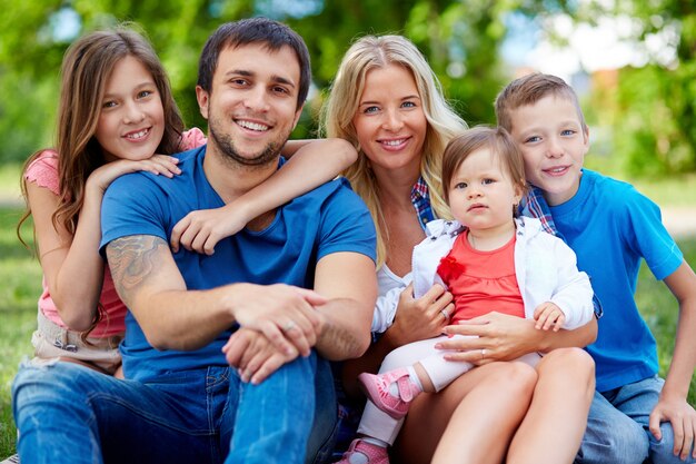 Familie die een geweldig weekend heeft.