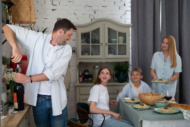 Familie die een geweldige tijd samen heeft