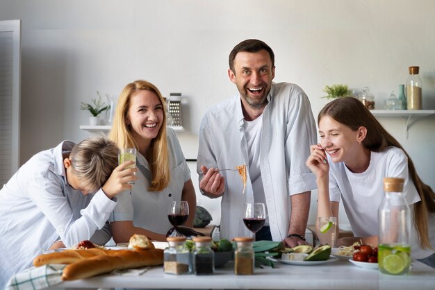 Familie die een geweldige tijd samen heeft