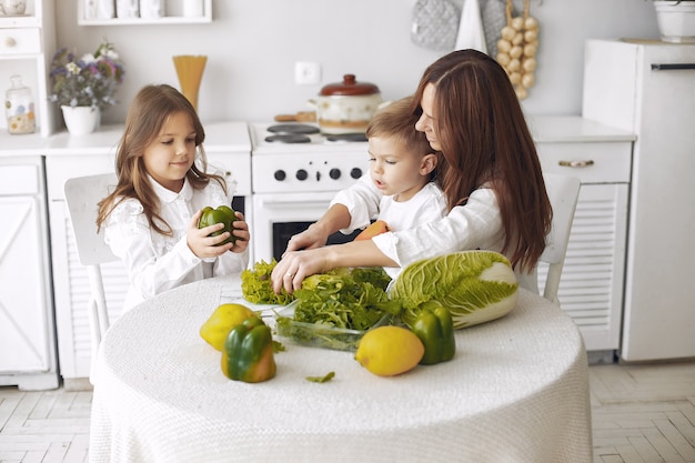 Familie die een salade in een keuken voorbereidt