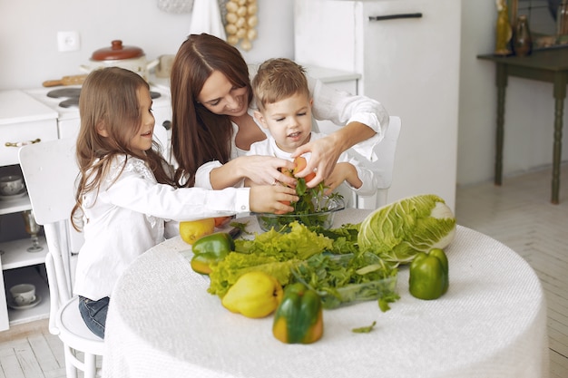 Familie die een salade in een keuken voorbereidt