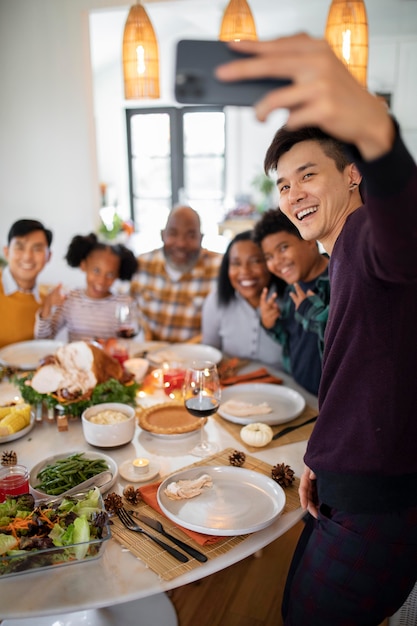 Familie die een selfie maakt voor het Thanksgiving-diner