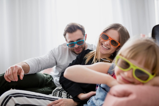 Familie die in 3d glazen camera bekijkt