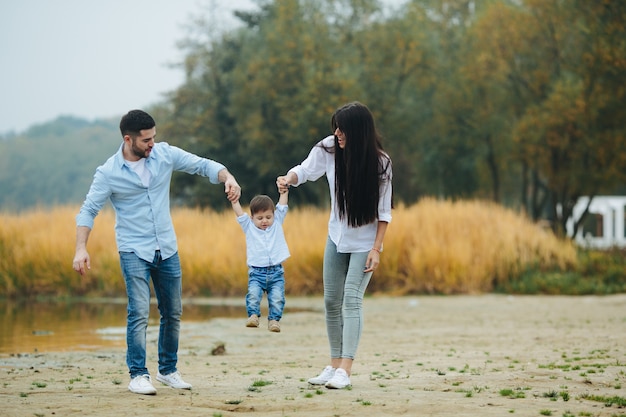 Familie die in de natuur loopt