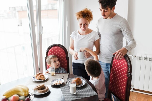 Gratis foto familie die ontbijt bij ochtend heeft