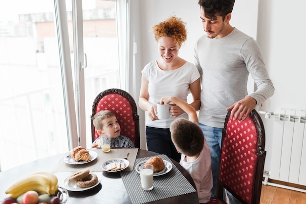 Familie die ontbijt bij ochtend heeft