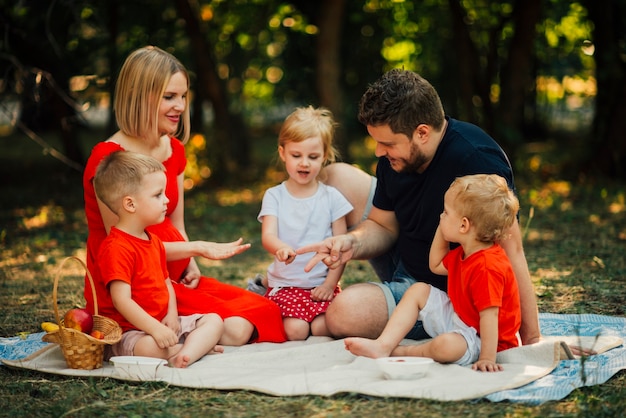 Familie die rock-scissors-paper speelt