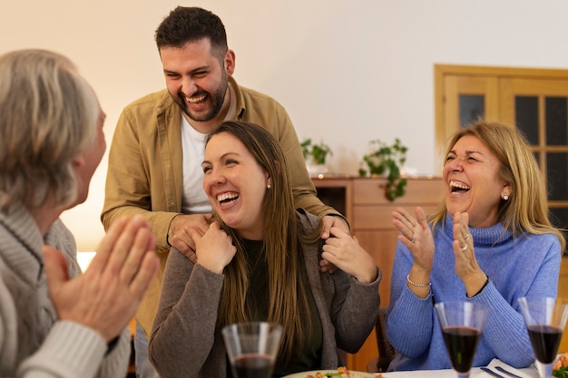 Gratis foto familie die 's avonds samen eet