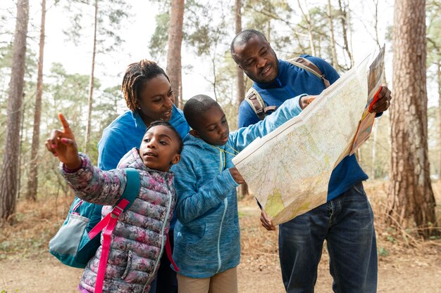 Familie die samen door het bos reist