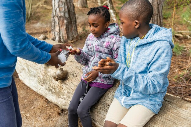 Familie die samen door het bos reist