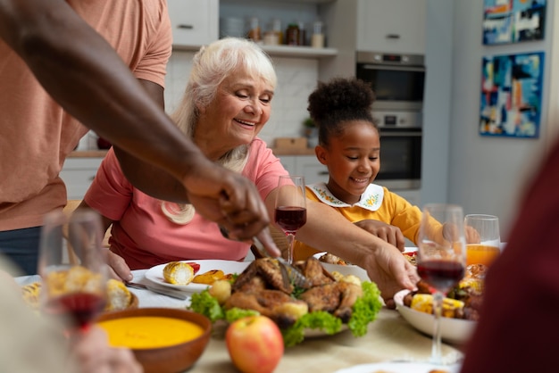 Familie die samen een leuk Thanksgiving-diner heeft