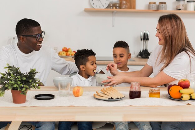 Familie die samen in de keuken eet