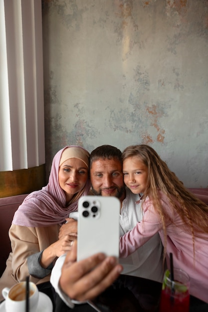 Gratis foto familie die samen selfie maakt terwijl ze uit eten in een restaurant