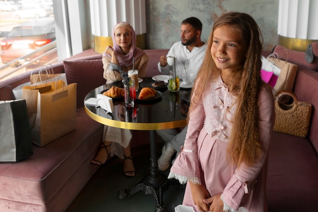 Gratis foto familie die samen tijd doorbrengt terwijl ze in de stad zijn