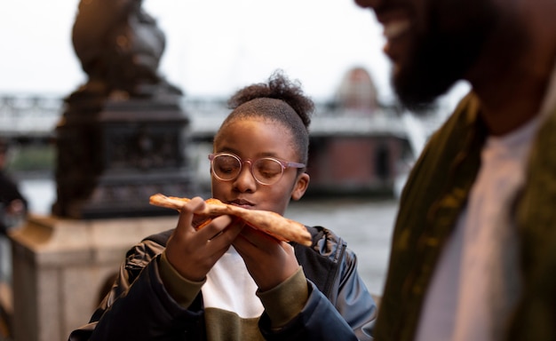 Gratis foto familie die samen van hun wintertijd geniet