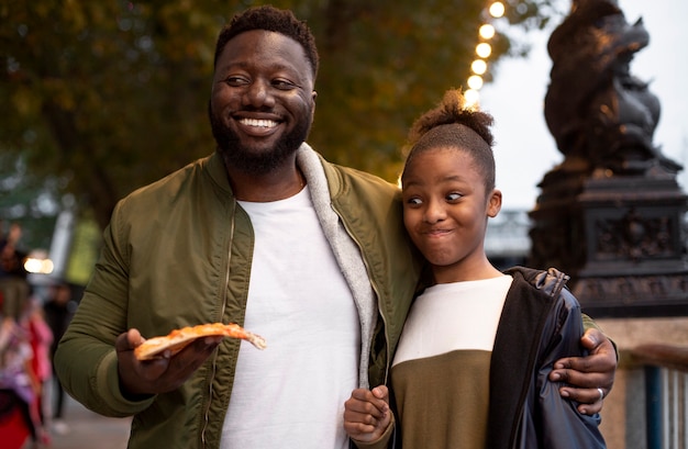 Gratis foto familie die samen van hun wintertijd geniet