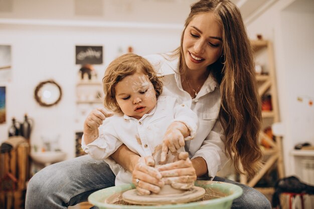 Familie die samen vervaardigt in een pottenbakkersklas