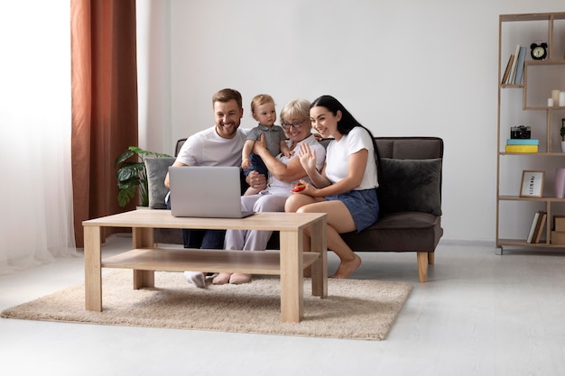 Familie die thuis een videogesprek voert