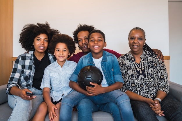 Familie die van meerdere generaties thuis voetbalwedstrijd letten.