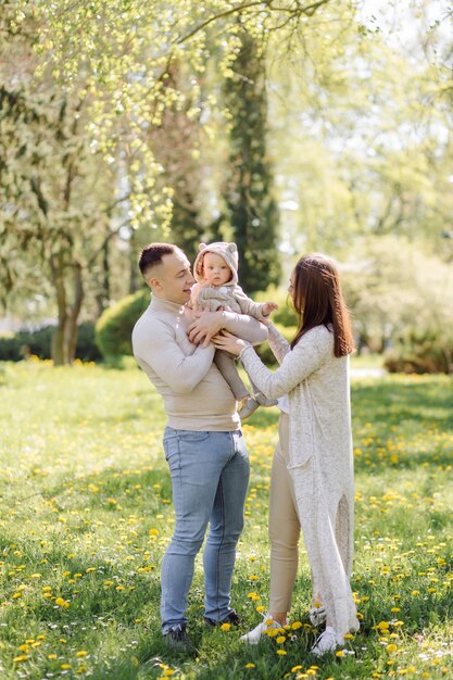 Familie die van wandeling In Park geniet