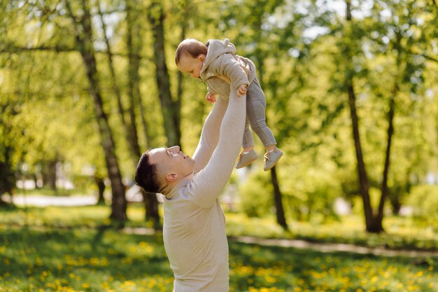 Familie die van wandeling In Park geniet