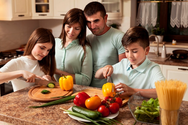 Gratis foto familie die voedsel in de keuken voorbereidt