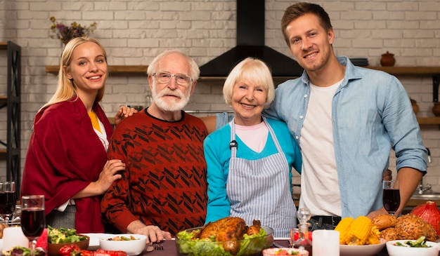 Familie generaties camera kijken