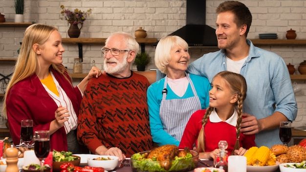 Familie generaties kijken naar elkaar