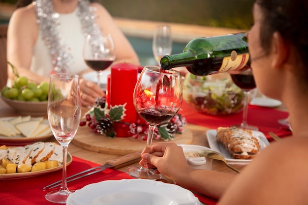 Gratis foto familie genieten van een kerstdiner op het zuidelijk halfrond