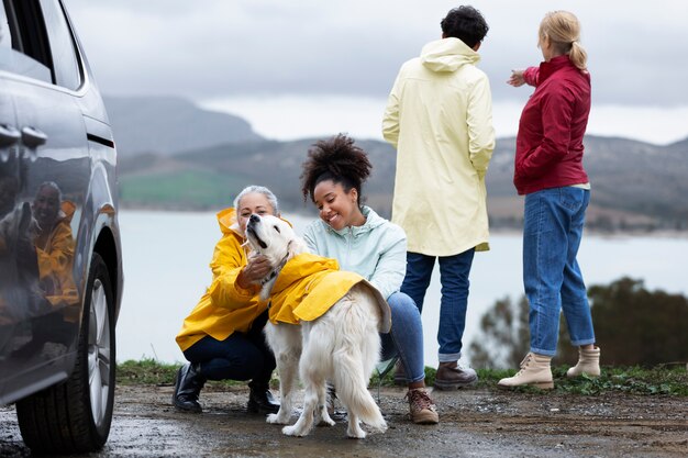 Familie genieten van een roadtrip met hun hond