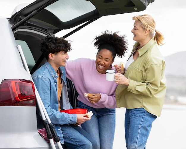 Gratis foto familie genietend van een stop tijdens hun roadtrip