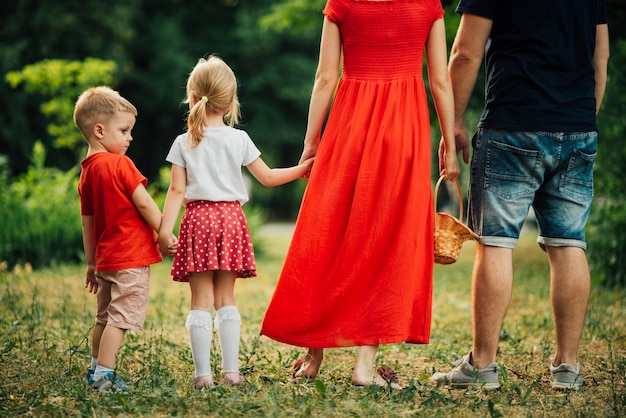 Familie hand in hand van achteren