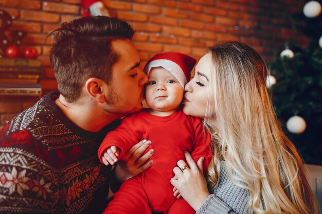 Familie in de buurt van de kerstboom