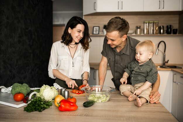 Familie in de keuken