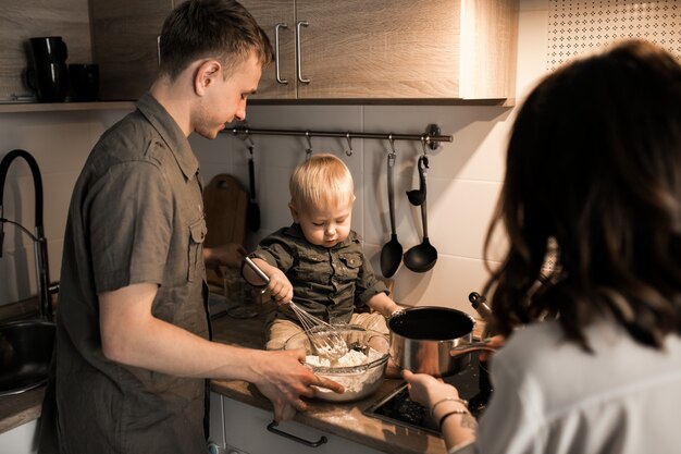 Familie in de keuken