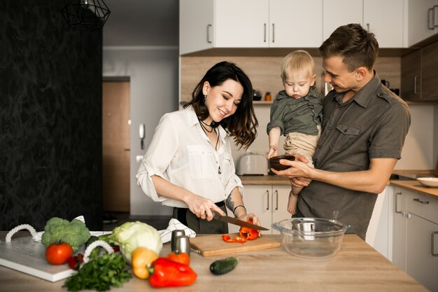 Familie in de keuken