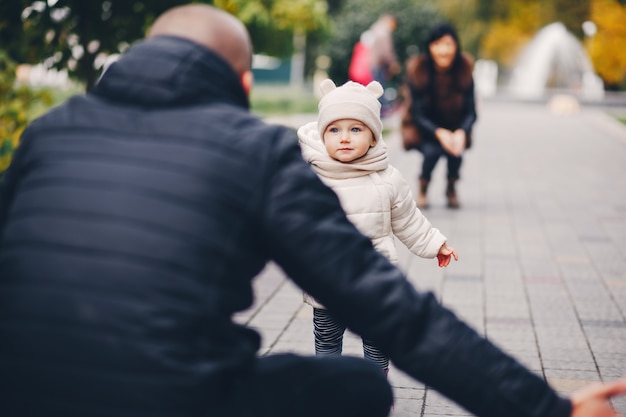 Familie in een herfst park