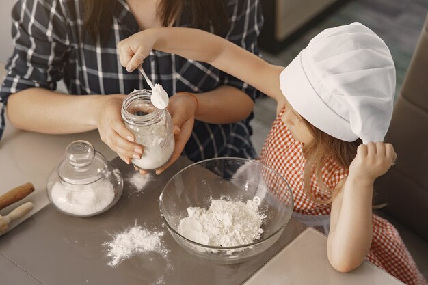 Familie in een keuken kookt het deeg voor koekjes