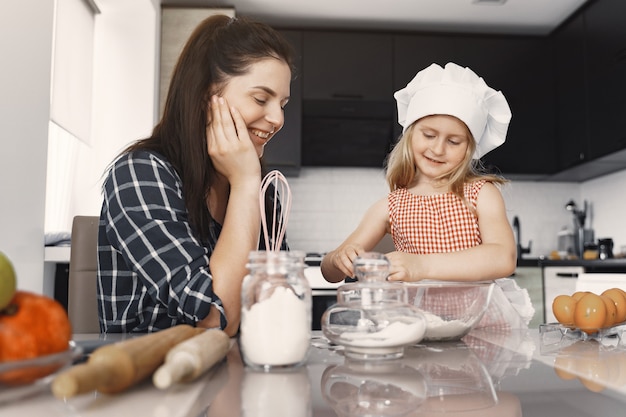 Familie in een keuken kookt het deeg voor koekjes