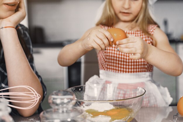 Familie in een keuken kookt het deeg voor koekjes