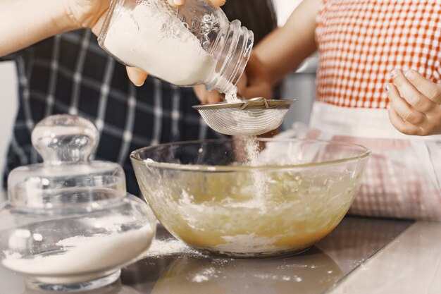 Familie in een keuken kookt het deeg voor koekjes