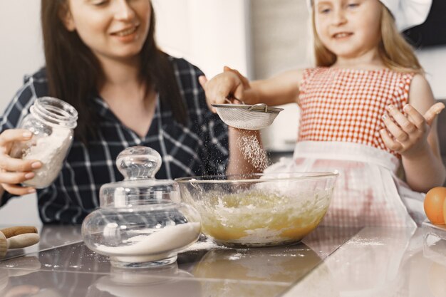 Familie in een keuken kookt het deeg voor koekjes