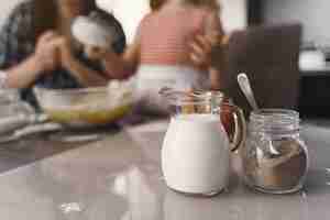 Gratis foto familie in een keuken kookt het deeg voor koekjes