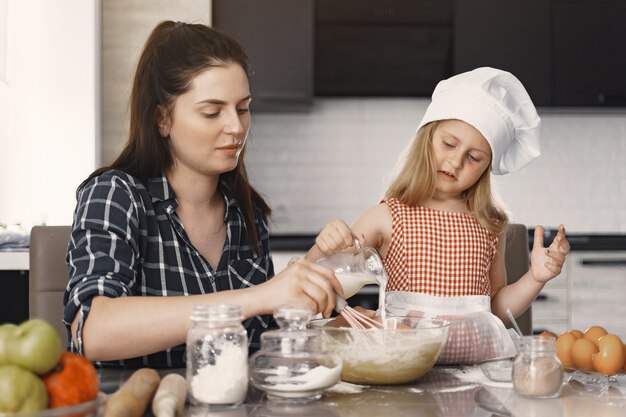 Familie in een keuken kookt het deeg voor koekjes