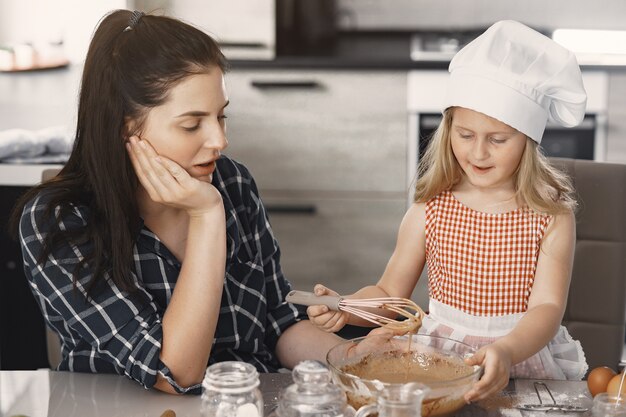 Familie in een keuken kookt het deeg voor koekjes