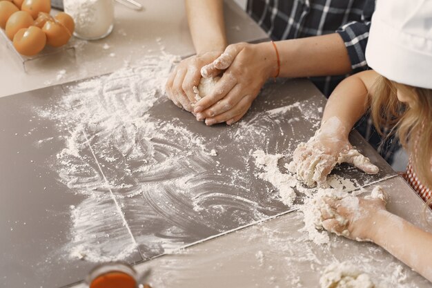 Familie in een keuken kookt het deeg voor koekjes