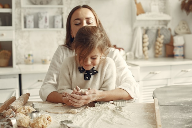 Familie in een keuken. Mooie moeder met dochtertje.